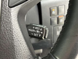 前方の車との車間を設定し、スピードを上げたり緩めたりを自動で行ってくれる追尾式の「レーダークルーズ」。上級装備の一つです!高級車にしかつかない嬉しい機能です。