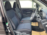 運転席まわりです。実際に座ってみて、乗り心地を体験してみてください。