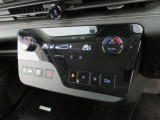 左右独立温度コントロールフルオートエアコンです。運転席、助手席それぞれで独立して温度設定ができます。