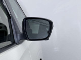 【ブラインドスポットモニター】巻き込み事故防止や、車線変更時の事故も予防します。