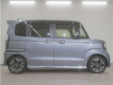 リアには左右スライドドアを採用。狭い駐車場でも開閉しやすく、強風の日でもドアが煽られにくくなっております。小さなお子さまやご年配の方も安心して乗り降りできます。