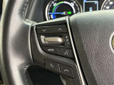 運転中、オーディオの操作をしてて、ハッとしたことはありませんか?ステアリングスイッチは、運転中でもハンドルでオーディオの操作が可能です。安全なドライブをサポートします。