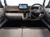 視界広々で運転しやすくロングドライブでも疲れを感じさせないすっきりとまとまったインパネ周りです。