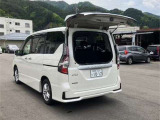 デュアルバックドア。後ろに大きな車がいるときなどの荷物の出し入れに便利です。
