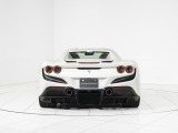 外装色には純白の美しさが際立つ「Bianco Avus」を採用。流麗なフォルムとスポーティな造形を美しく引き立てます。