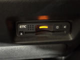 【ETC】有料道路を利用する際に料金所で停止することなく通過できる、ETC車載器(ノンストップ自動料金収受システム機器)が装備されています。セットアップを行うことで利用可能になります。