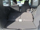 お荷物の量や乗車人数に合わせて使えるリヤシートは、ご覧のように倒すことが出来ますので便利です。