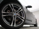 純正ホイール。BMWならではの卓越した走りを支えるホイールと足回りです!日本車の走りに慣れている方にもぜひ体感して頂きたいほど、高いレベルでまとまっています!