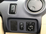 【電動格納ミラー】サイドミラーは電動格納式となっており、狭い駐車場でもキズがつくリスクを抑えられます。