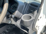 運転席の手の届きやすい位置に設置されたドリンクホルダーです。