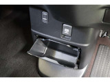 センタークラスターには大きめのボックス収納を装備しています。取り外しが出来るのでダストボックスとして使用しても便利ですよ。