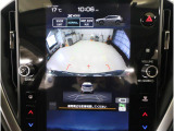 後方映像を11.6インチディスプレイに表示し、ステアリング連動ガイドラインが駐車をサポート。さらに後退時はリヤ4センサーが障害物を検知し、必要に応じてブレーキが作動します。