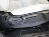 【ハイトアジャスター】レバーの上下操作だけで、座面を運転しやすい高さへ簡単に調節できます。