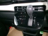 操作しやすいシフトレバーとタッチ式エアコンパネルで運転も楽々です。