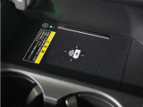 ◆ワイヤレス充電器◆ワイヤレス充電規格Qiに適合した機器を充電エリアに置くことで使用できます。