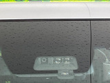【三菱e-Assist】走行中に前方の車両等を認識し、衝突しそうな時は警報とブレーキで衝突回避と被害軽減をアシスト。より安全にドライブをお楽しみいただけます。