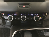 オートエアコンは左右席で独立温度コントロールが可能です。シートヒーター付きで、冷えた車内でもスイッチを押せば数秒で座面と背もたれがあたたかくなります。