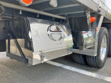 ボディー運転席側後方にステンレス製の工具箱が付いています。