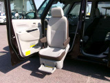 車いすの座面の高さまでシートが下降 スムースな移乗を実現