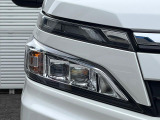 【LEDヘッドライト】悪天候や夜間走行時も良好な視界を確保し安心して運転できる高輝度LEDヘッドライトを装備!点灯速度が早く、消費電力も抑えられています。