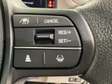 ハンドルにHondaセンシング系のクルーズコントロールやレーンキープアシストなどの操作スイッチが装備されています。ハンドルから手を離さず安全に操作できます。
