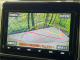 【バックカメラ】駐車時に後方がリアルタイム映像で確認できます。大型商業施設や立体駐車場での駐車時や、夜間のバック時に大活躍!運転スキルに関わらず、今や必須となった装備のひとつです!