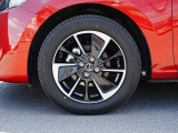 標準装備の純正16インチアルミホイール。タイヤサイズは185/60R16です。