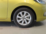 純正のアルミホイール装着車です。タイヤサイズは185/65R15です。
