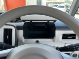 運転席に小物を収納できるインパネアッパーボックスを装備。