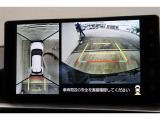 前後左右のカメラの映像を合成し、車を上から見たような視点のパノラミックビューモニター。後方の死角だけでなく左右や前方の障害物の発見もしやすくなります。