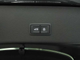 両手がふさがるほどの荷物があるとき、とても便利なオートマチックテールゲートが装備されております。