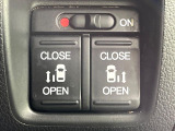 【両側パワースライドドア】スマートキーや運転席のスイッチで後席両側スライドドアの開閉が可能♪電動だから力を入れてドアを開ける必要が無く、小さなお子様でも簡単に開け閉めでき快適です♪