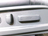 フロントシートには電動パワーシートを採用。ポジションを快適な位置に調整できます。