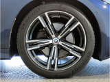 【BMWアロイホイル】軽量かつ強度に拘ったアロイホイル。走行性能ポテンシャルを引き出す設計。車の足元を引き締めてくれる大きなポイントはアロイホイルです。