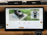 サラウンドカメラ(360&deg;カメラ) 車載のカメラを駆使し、車を真上から見下ろしている映像に変換、センターディスプレイに表示させ、安全な駐車をサポート。縦列駐車や狭い場所への駐車に大きく役立ちます。