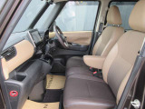 【VDC】運転操作やクルマの速度を検知して、ブレーキやエンジン出力の制御を 自動的に行い、滑りやすい路面やカーブを曲がるときや障害物を回避するときにクルマ の横滑りを軽減し、運転に安心感を与えます。