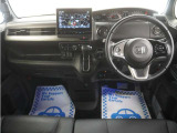 運転にかかわる様々な操作を安全に行えるように視点移動が少なく、操作性に配慮されたスイッチ類が凝縮されたコクピットです。