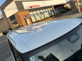 目立つキズ凹み等はありませんが、中古車という商品の特性ルーフには子キズや塗装しみがあります