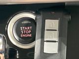 【キーレススタートシステム】カバンやポケットに入れたままでもドアの施錠・解錠が可能なスマートキーを装備。エンジンのオン・オフ時もカギを取り出す必要が無いからとっても便利です♪