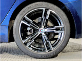 【BMWアロイホイル】軽量かつ強度に拘ったアロイホイル。走行性能ポテンシャルを引き出す設計。車の足元を引き締めてくれる大きなポイントはアロイホイルです。