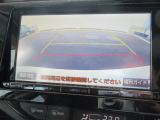 【リアカメラ】リバースに入れるだけで後方の映像が映ります。安全確認や、狭い駐車場での車庫入れ、雨の日や夜間など視界の悪い時に便利です。安全にバックする為には欠かせない装備です。