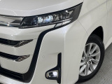 【LEDヘッドライト】悪天候や夜間走行時も良好な視界を確保し安心して運転できる高輝度LEDヘッドライトを装備!点灯速度が早く、消費電力も抑えられています。