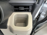 運転席側掘り込み式インパネカップホルダー