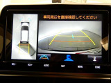 パノラミックビューモニター付きです。車両を上から見たような映像を画面に表示。運転席からの目視だけでは見にくい、車両周辺の状況をリアルタイムでしっかり確認できます。