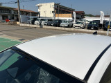 目立つキズ凹み等はありませんが、中古車という商品の特性ルーフには子キズや塗装しみがあります