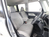 運転席シートは、座り心地を追求した座面構造を採用しています。そのため、近場へのちょっとした移動からロングドライブまで、あらゆるシーンで快適なドライビングをお楽しみいただけます。