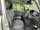 運転席まわりには十分なスペースがあり、大柄な方でもゆったり運転していただける環境です。