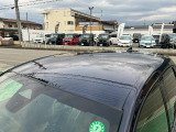 目立つキズ凹み等はありませんが、中古車という商品の特性ルーフには子キズや塗装しみがあります