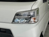 【LEDヘッドライト】悪天候や夜間走行時も良好な視界を確保し安心して運転できる高輝度LEDヘッドライトを装備!点灯速度が早く、消費電力も抑えられています。