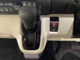 CVT車のセレクトレバーです。低速から高速まで、変速ショックのないスムーズな走りと、エンジン効率のよい領域を維持して燃費にも貢献します。サイドブレーキはスイッチ操作の電子制御パーキングブレーキです。